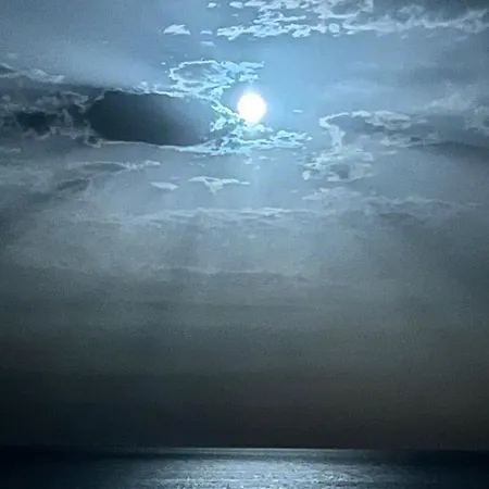 Апартаменты Relaxing Modern Beachfront - Amazing Sea View