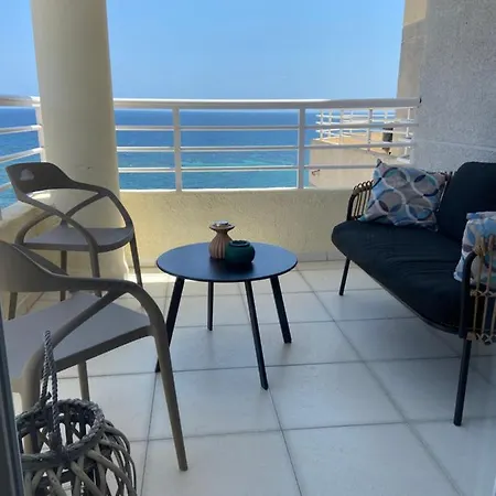 Relaxing Modern Beachfront - Amazing Sea View דירה